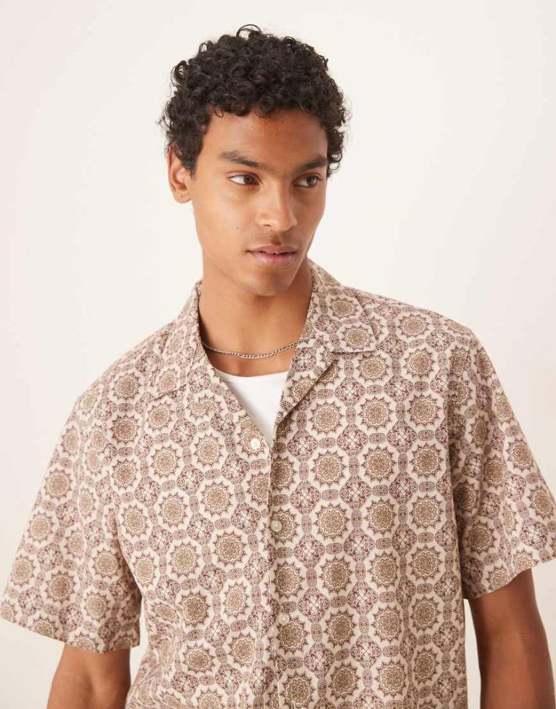 Selected - Hemd in Hellbraun mit geometrischem Muster und Reverskragen von Selected
