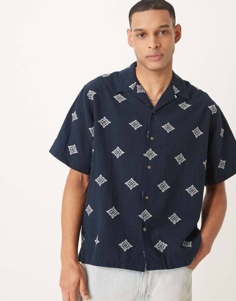 Selected - Kastiges Hemd in Marineblau mit Reverskragen und Stickerei von Selected