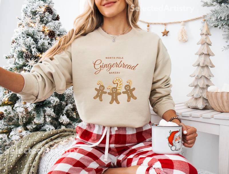 Weihnachts Pullover, Gingerbread Bakery, Weihnachtsgeschenk, Festlicher Pullover Für Weihnachten, Geschenk Sie, Süßes Sweatshirt von SelectedArtistry