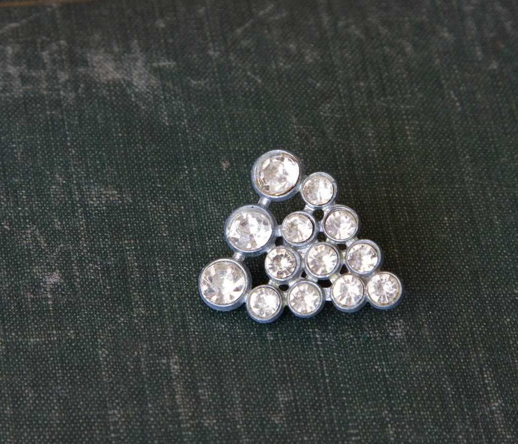 Sale Vintage 1940Er Anstecker - 40Er Dreieck Strass Brosche von SelectedWorksShop