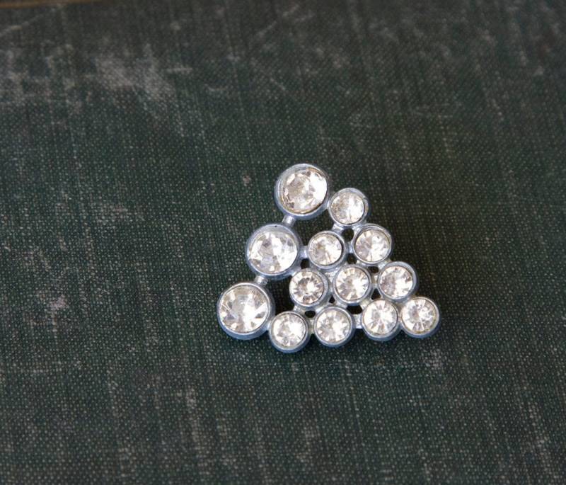Sale Vintage 1940Er Anstecker - 40Er Dreieck Strass Brosche von SelectedWorksShop