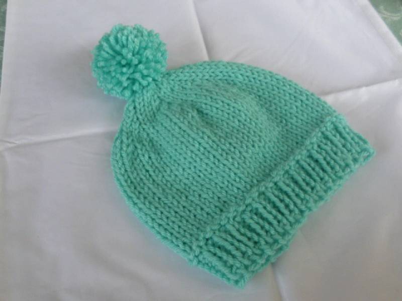 Handgestrickte Kindermütze Mit Bommel in Türkis von Selecteds