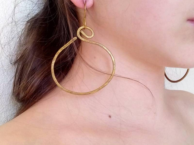 Boho Messing Creolen, Minimale Große Vintage Baumeln Einfache Creolen von SeliniArtJewelry