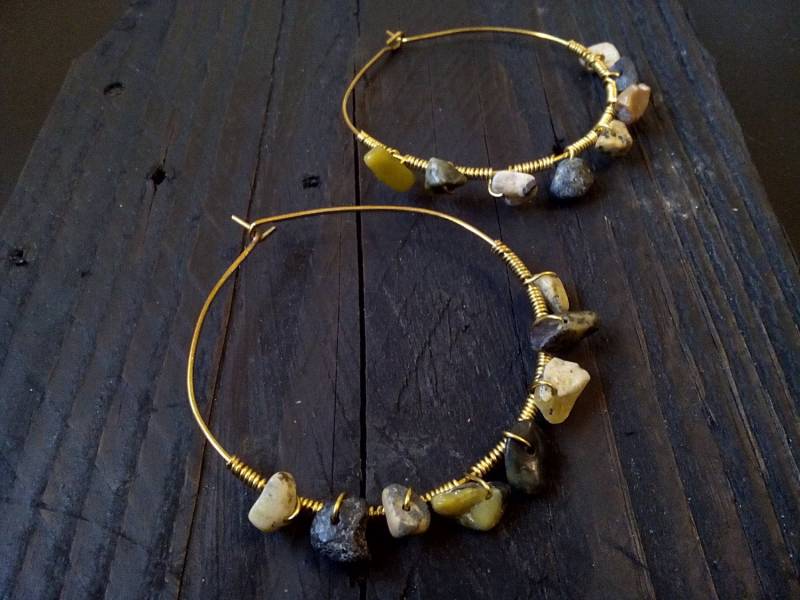 Messing Creolen, Jade Steine Messingdraht Ohrringe, Gold Große Creolen Ohrringe von SeliniArtJewelry