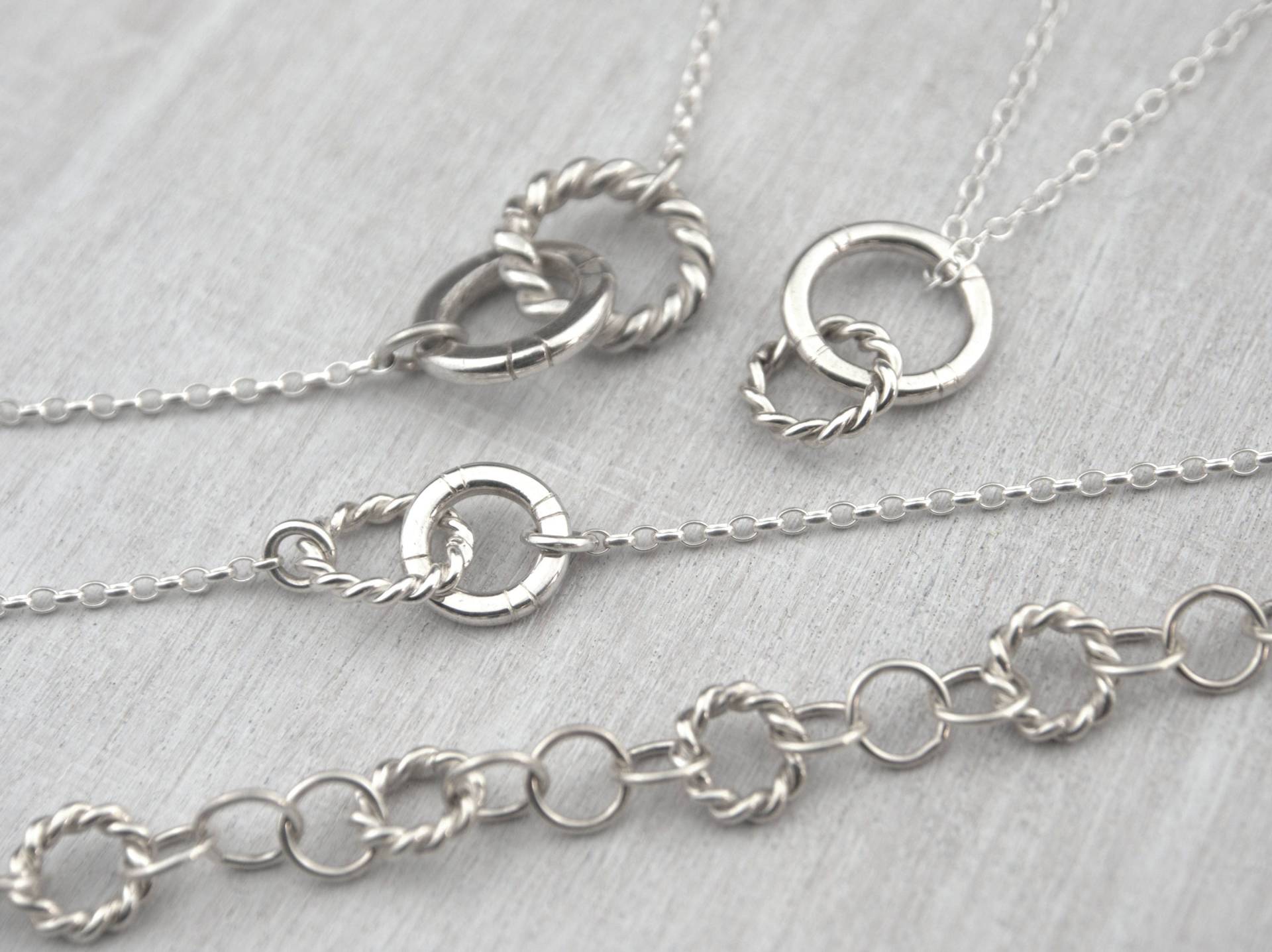 Life Rings Collection, Nautik, Zwei Kreise, Seil, Twist, Ringe, Armband, Anhänger, Doppelringe, Ineinander Verschlungene Kreise Ringe Schmuckset Life Rings Collection, Nautik, Zwei Kreise, Seil, Twist, Ringe, Armband, Anhänger, Doppelringe, Ineinander Verschlungene Kreise Ringe Schmuckset von SelkieJewellery
