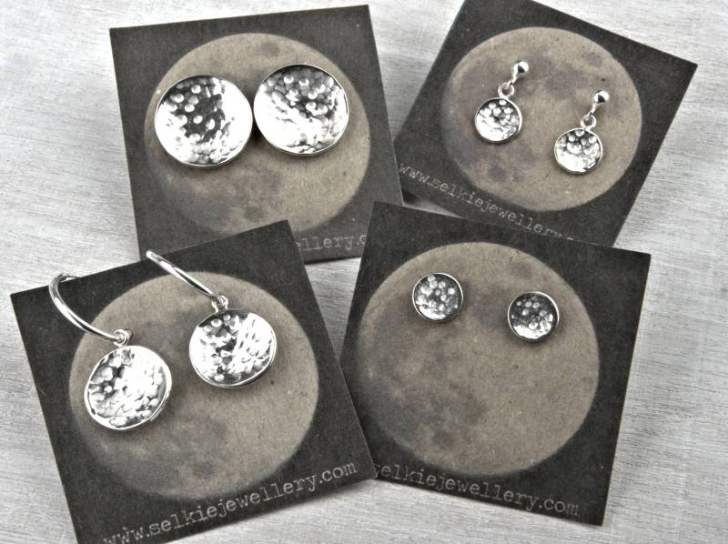 Selkie Mond Ohrringe, Supermoon, Kleine Statement Gehämmert Textur, Rund, Kreis, Sterling Silber, Ohrstecker, Reifen Selkie Mond Ohrringe, Supermoon, Kleine Statement Gehämmert Textur, Rund, Kreis, Sterling Silber, Ohrstecker, Reifen von SelkieJewellery