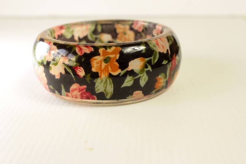 Floral Lucite Armreif. Rosa Und Gelbe Rosen Auf Schwarzem Hintergrund. Land Chic 1980Er Jahre Vintage Kunststoff-Schmuck Floral Lucite Armreif. Rosa Und Gelbe Rosen Auf Schwarzem Hintergrund. Land Chic 1980Er Jahre Vintage Kunststoff-Schmuck von SellTheOld