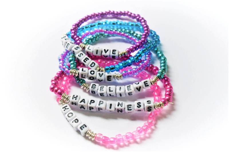 Inspirierende Armband Motivierend Kleines Wort Benutzerdefinierte Zierliche Perlenarmband Name von Sellingitforyou