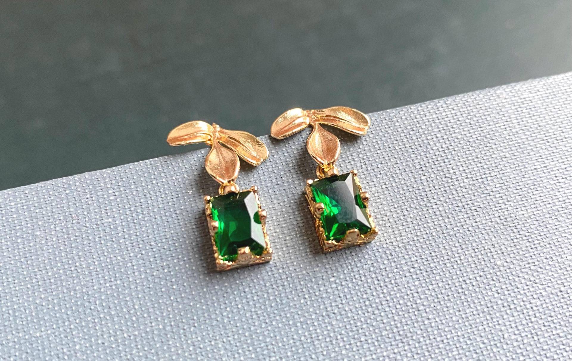 18K Vergoldete Smaragdgrüne Glasohrringe Art Deco Blatt-Ohrstecker Im Vintage-stil von SelmaDreams