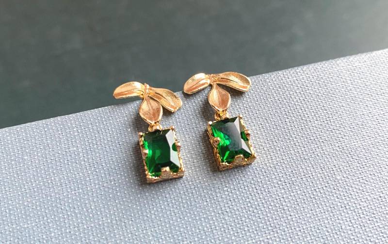 18K Vergoldete Smaragdgrüne Glasohrringe Art Deco Blatt-Ohrstecker Im Vintage-stil von SelmaDreams
