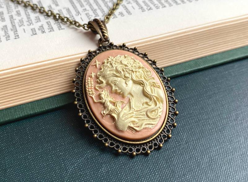 Fee Cameo Anhänger Halskette, Vintage Inspirierter Schmuck von SelmaDreams