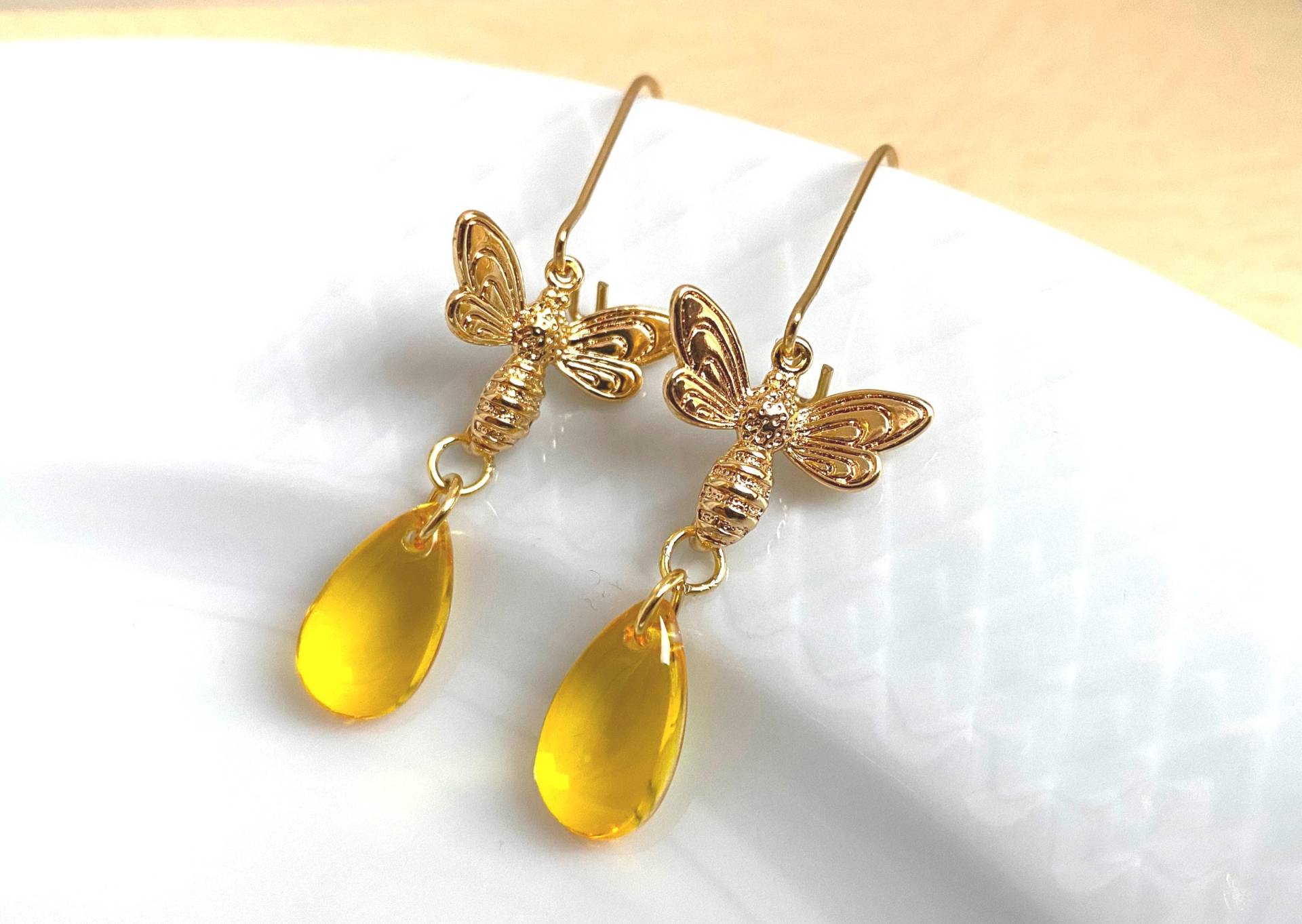 Gold Bienen Ohrringe Gelbe Glastropfenanhänger von SelmaDreams