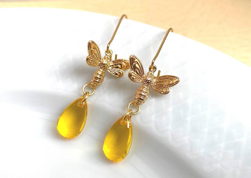 Gold Bienen Ohrringe Gelbe Glastropfenanhänger von SelmaDreams