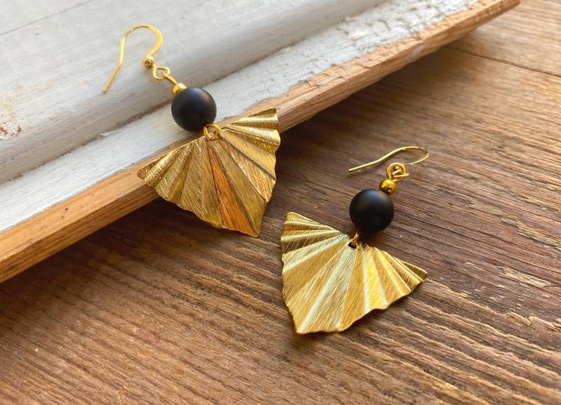 Gold Fächer Ohrringe Rohes Messing & Mattschwarze Perlen von SelmaDreams