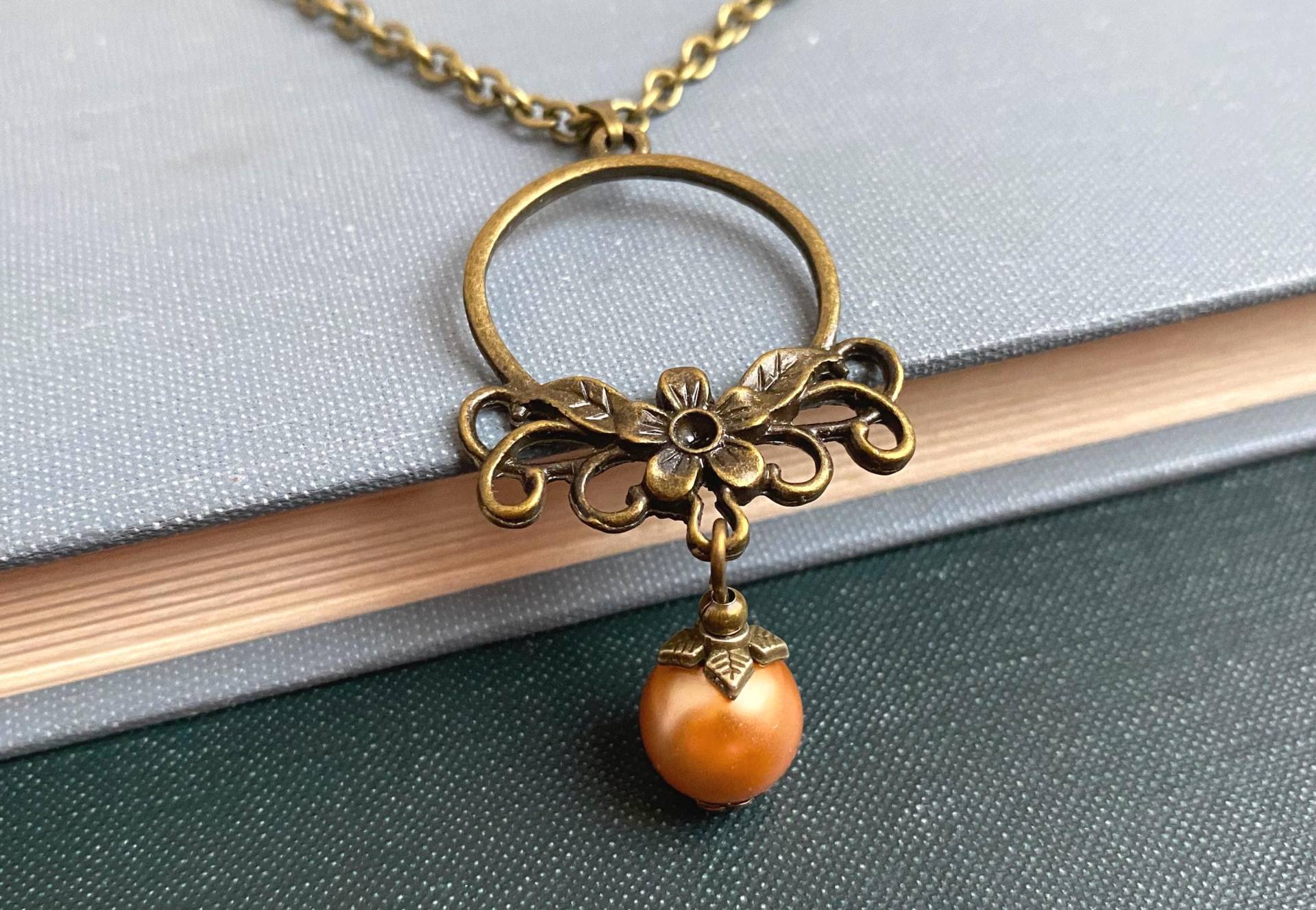 Jugendstil Inspirierte Blumen Halskette, Champagner Glas Perle von SelmaDreams