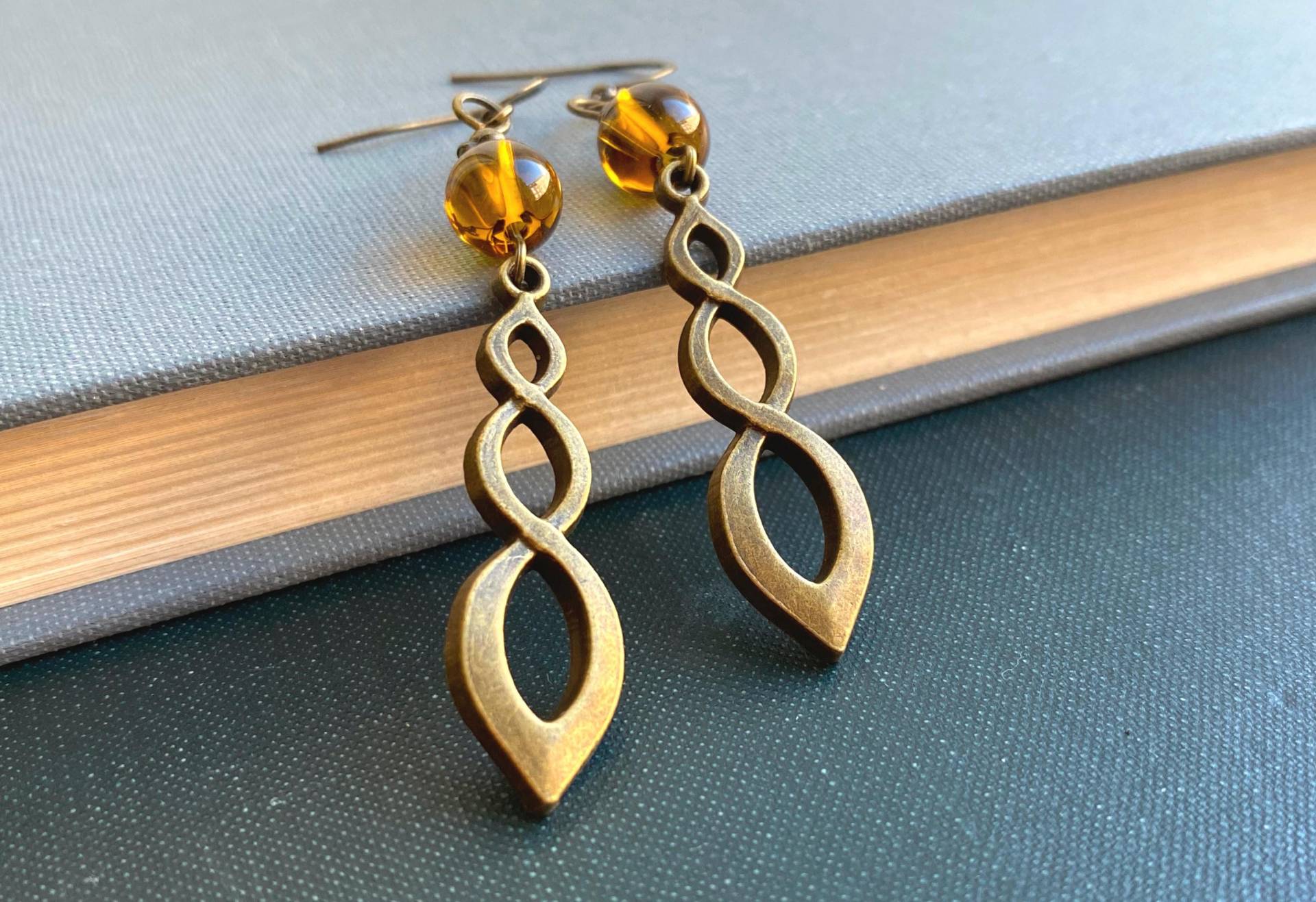Lange Jugendstil Ohrringe Mit Rost Farbe Perlen, Elegante Ohrringe, Handgemacht in Finnland Lange Jugendstil Ohrringe Mit Rost Farbe Perlen, Elegante Ohrringe, Handgemacht in Finnland von SelmaDreams