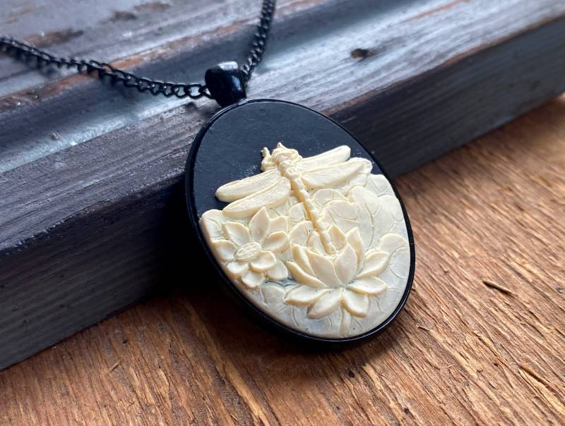 Libellen Cameo Halskette Schwarzer Emaillierter Anhänger, Naturschmuck von SelmaDreams
