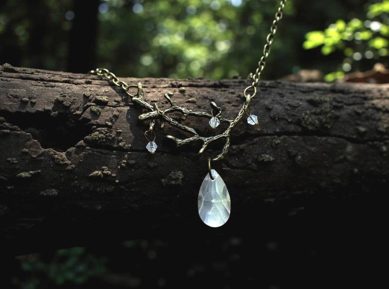 Winterwald-Halskette Bronzezweig, Klarer Tropfenanhänger von SelmaDreams