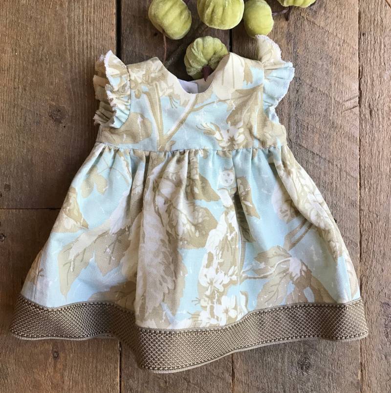 Griege Rhododendron Handmade Säugling Sommerkleid, Größe 0-3 Monate von SelvedgesCreative