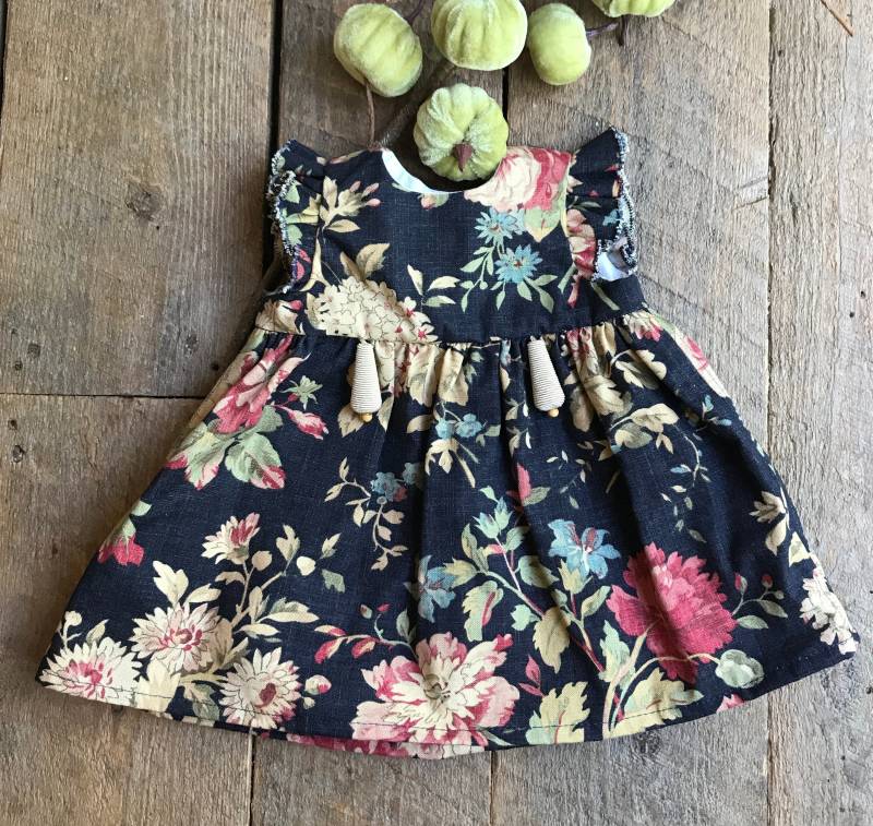 Schwarzes Handgemachtes Säuglings Sommerkleid, Größe 0-3 Monate von SelvedgesCreative