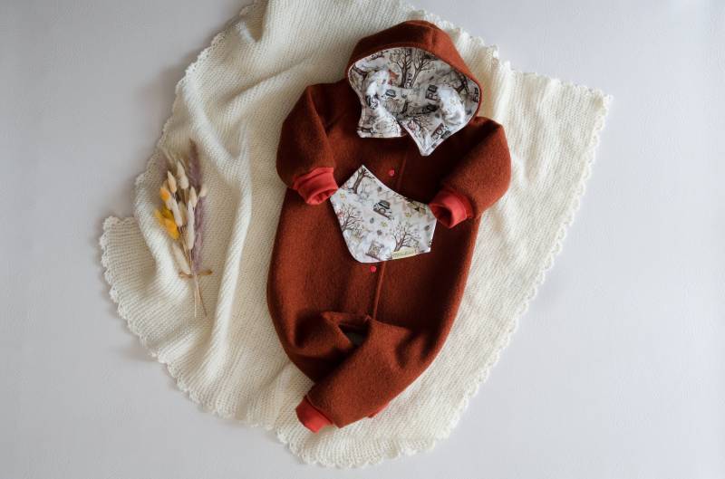 Wollwalkoverall Mädchen Junge Bestickt, Walkoverall Rostbraun Gr.92, Halstuch von SelvirasHandmade