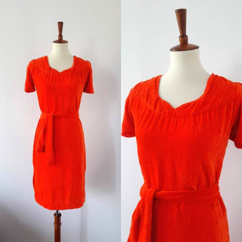 1970Er Jahre Gebrannt-Orange Vintage Velour Kleid 1970Er Jahre Gebrannt-Orange Vintage Velour Kleid von SemaphoreVintage