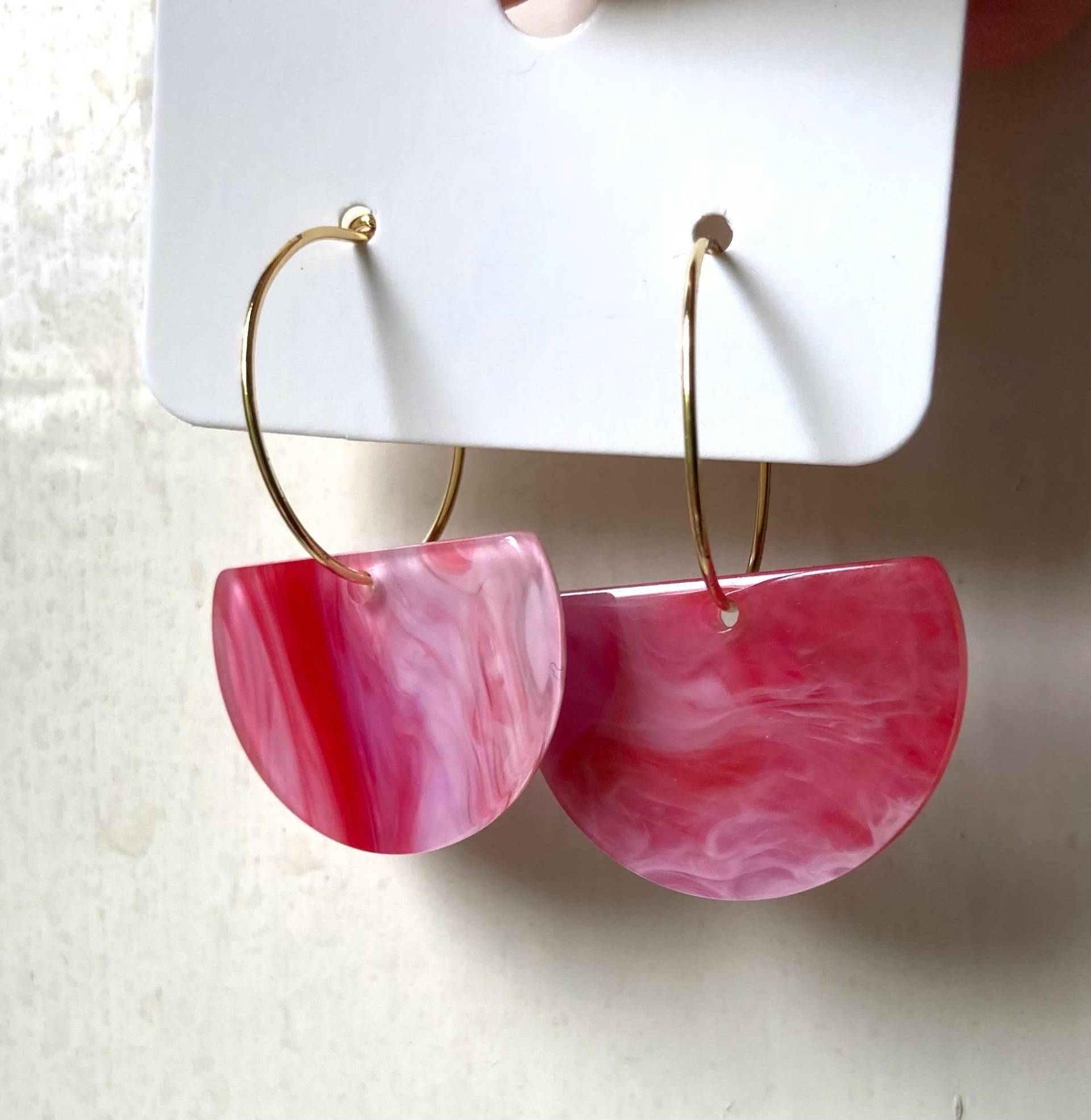 Leichte Acryl Ohrringe An Vergoldeten Creolen. Hängeohrringe Mit Halbkreis-Anhänger. Rosa-Roter Farbverlauf Leichte Acryl Ohrringe An Vergoldeten Creolen. Hängeohrringe Mit Halbkreis-Anhänger. Rosa-Roter Farbverlauf von SemicircleDesigns