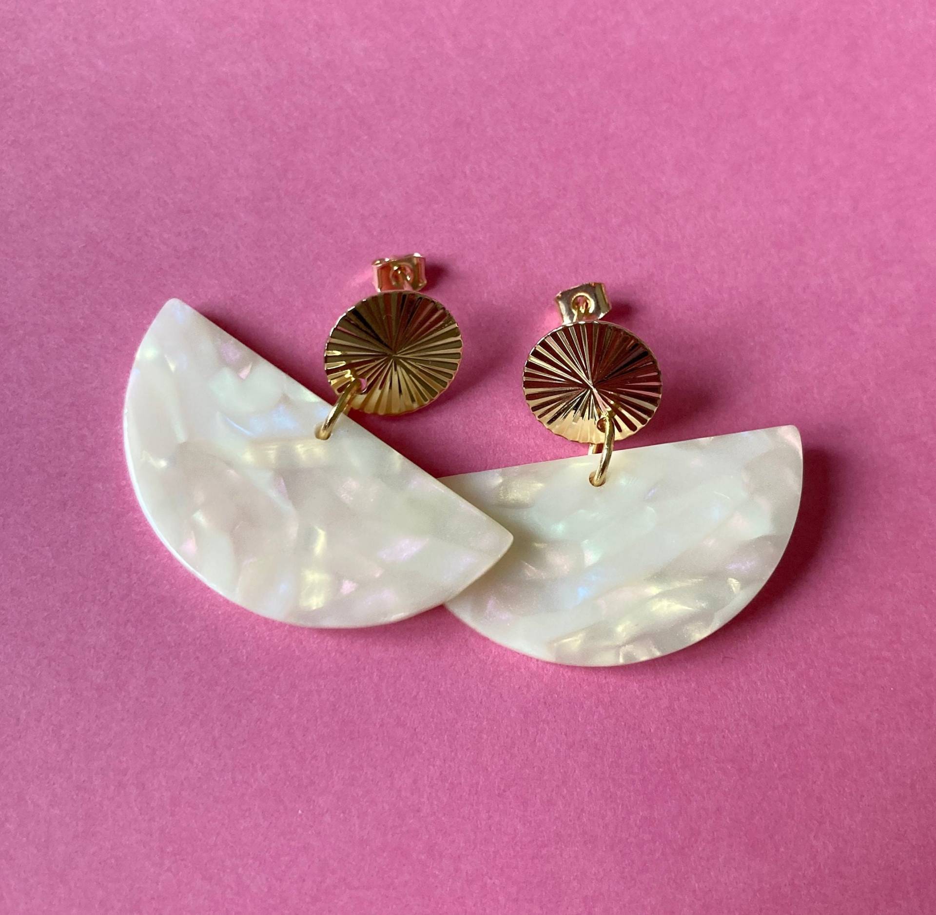 Ohrringe in Schimmernder Perlmutt Optik, Gold, Off White Ohrringe in Schimmernder Perlmutt Optik, Gold, Off White von SemicircleDesigns