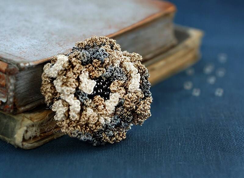 Graue Und Beige Gehäkelte Blumenbrosche, Accessoire von SemklitasStudio