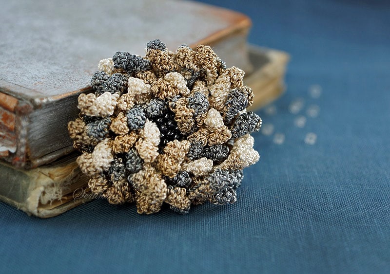 Graue Und Beige Gehäkelte Blumenbrosche, Accessoire von SemklitasStudio
