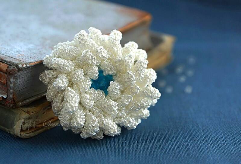 Weiße Und Blaue Gehäkelte Blumenbrosche, Accessoire von SemklitasStudio