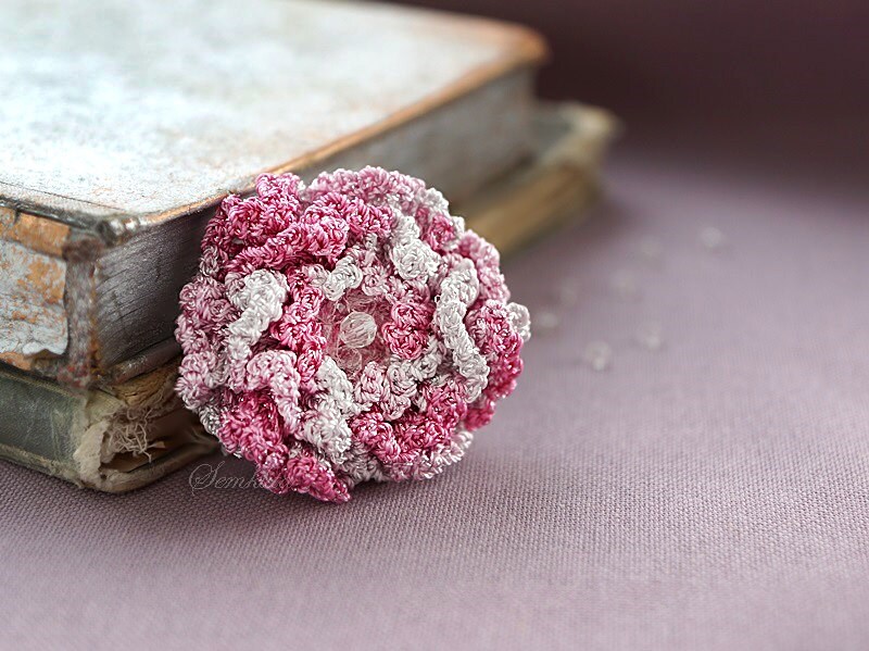 Weiße Und Rosa Gehäkelte Blumenbrosche, Accessoire von SemklitasStudio