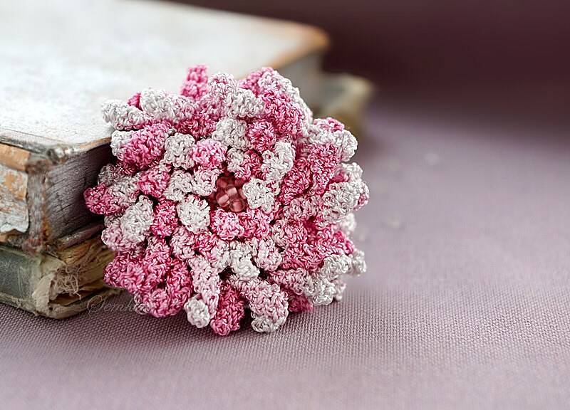 Weiße Und Rosa Gehäkelte Blumenbrosche, Accessoire von SemklitasStudio