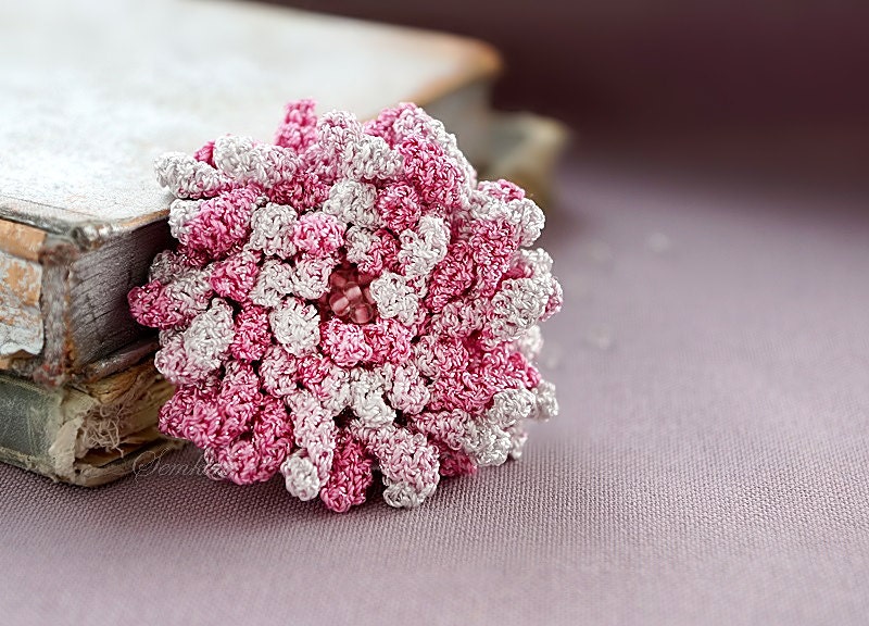 Weiße Und Rosa Gehäkelte Blumenbrosche, Accessoire von SemklitasStudio