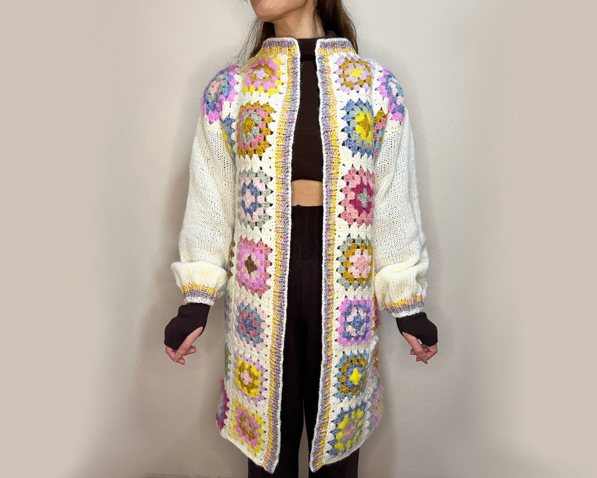 Grandma Square Häkeljacke Weißer Patchwork Cardigan Im Boho/Hippie Stil Grandma Square Häkeljacke Weißer Patchwork Cardigan Im Boho/Hippie Stil von SenDesignStore