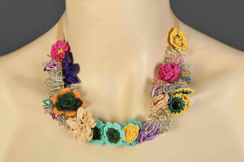Gehäkelte Oya Blumen Kette Lätzchen, Perlengarn von SenamonAccessories