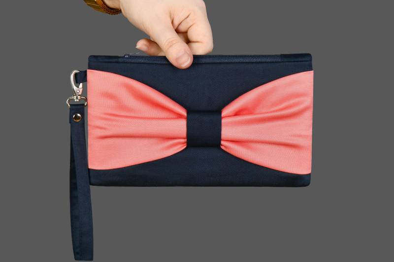 Navy Coral Bow Wristlet Clutch, Brautjungfer Geschenk, Clutch Bag Passend Zu Ihren Kleidern, Anpassbar Navy Coral Bow Wristlet Clutch, Brautjungfer Geschenk, Clutch Bag Passend Zu Ihren Kleidern, Anpassbar von SenamonBoutique