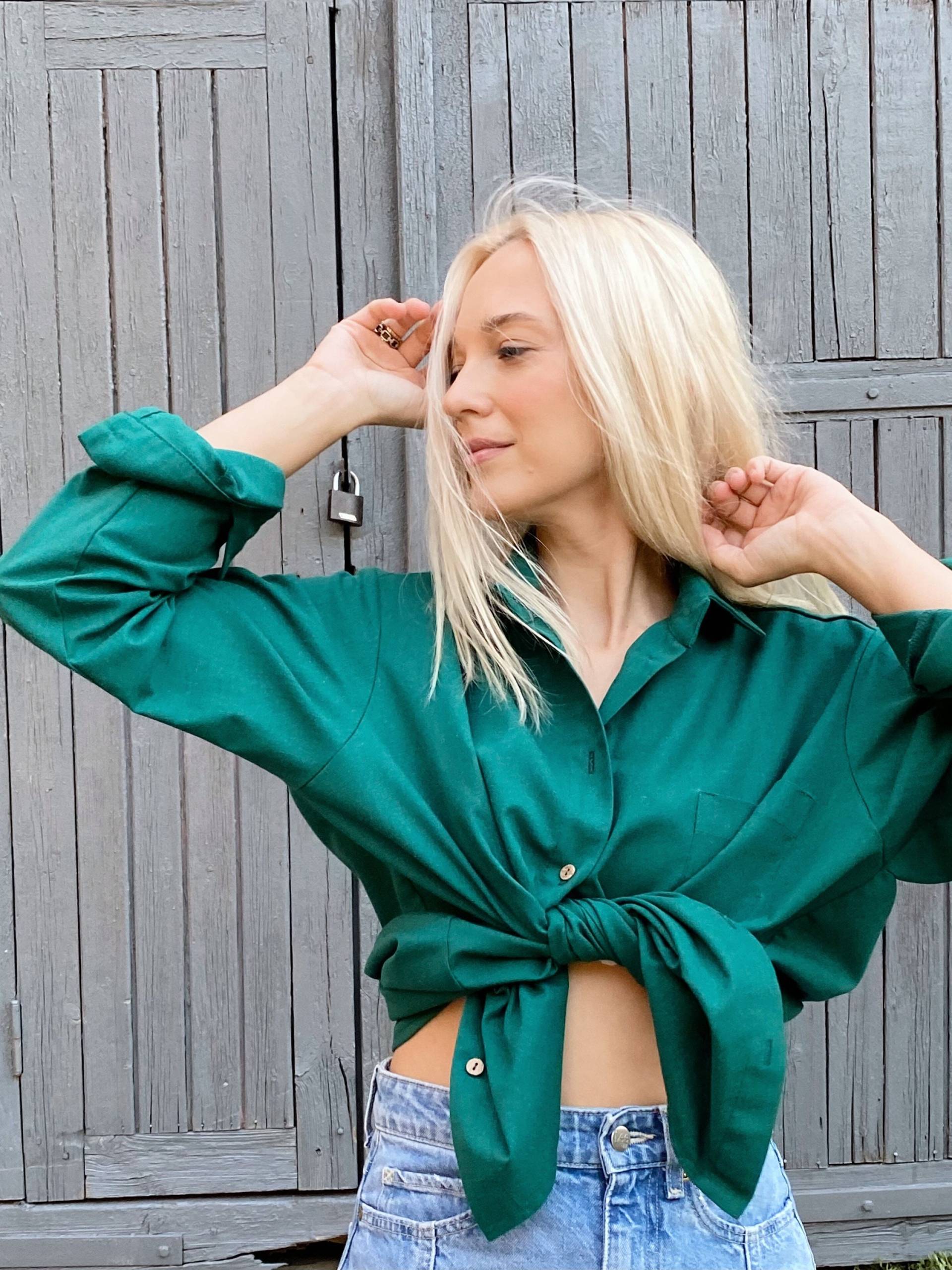 Knopf Vorderkleid, Smaragdgrünes Shirt, Geschnittene Oversize Сoconut Knöpfe Grünes Graskleid Shirt Mit Einer Tasche, Bio Sommer Kleidung von SeneraWear