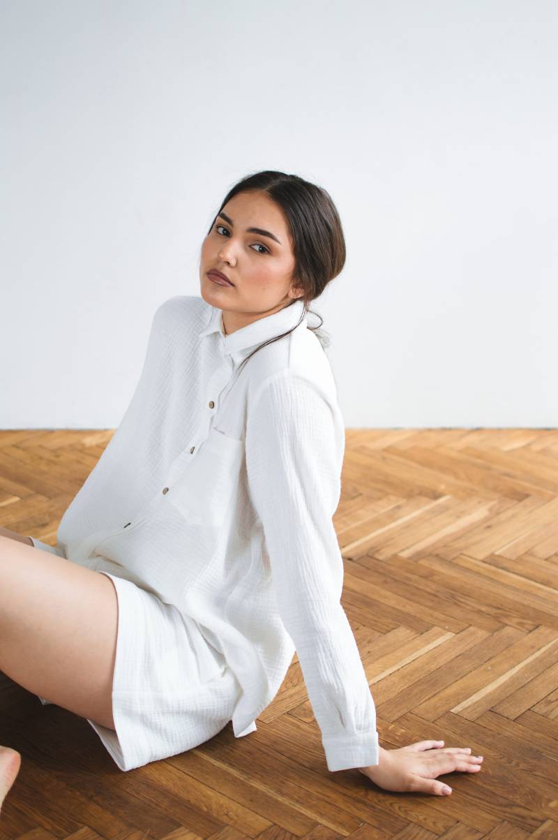 Leinen Kleid Shirt, Plus Size Shirt, Double Layer Musselin Schnitt Oversize 1 Taschen Strandhemd, Freizeithemden Für Frauen von SeneraWear