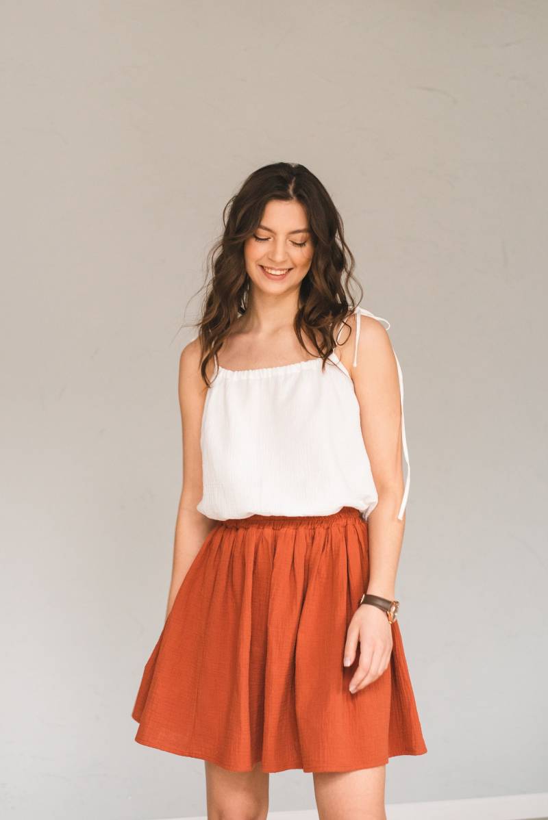 Sommer-Musselin-Set, Musselin-Kostüm, Handgefertigtes Musselin-Oberteil Und Rock, Bio-Musselin Für Den Sommer, Alltags-Roter Rock von SeneraWear