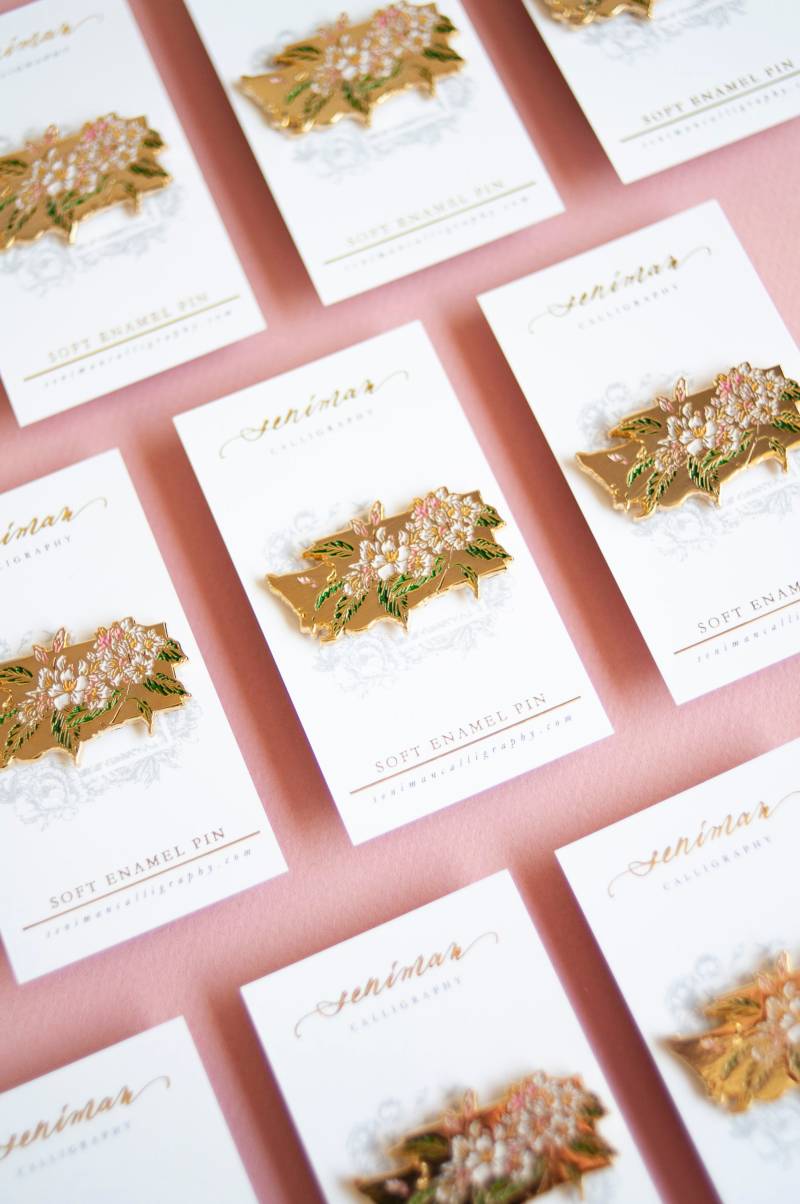 Gold Washington State Pacific Rhododendron Weichen Emaille Pin von SenimanCalligraphy