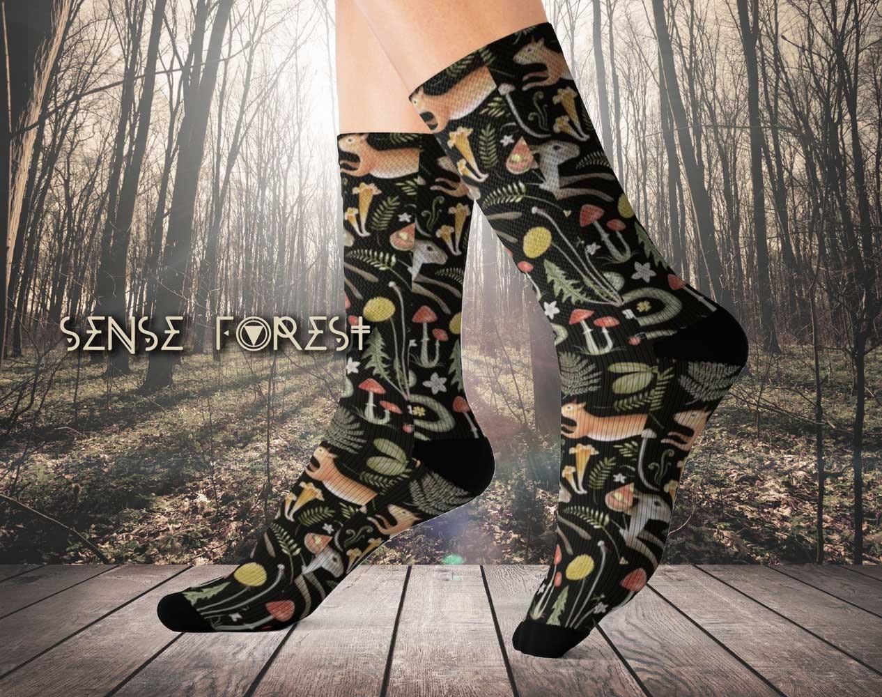 Boho Waldtiere Socken, Grüne Hexe Pilz Farn Witchy Natur Waldkunst Eule Kaninchen Schlange Socken von SenseForest