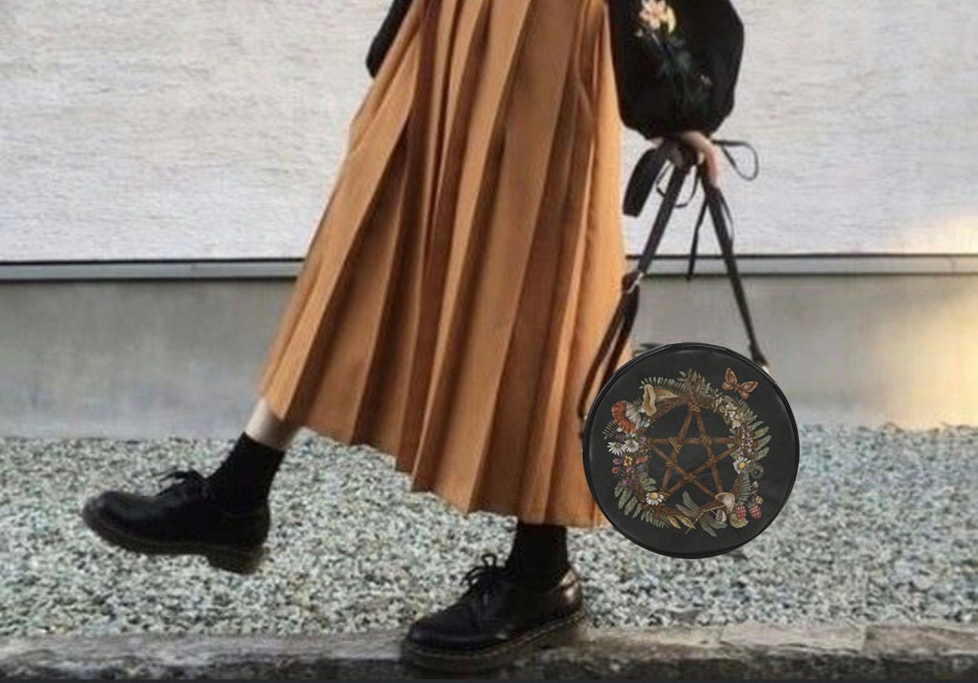 Forest Wreath Wicca Pentagram Geldbörse Schwarz, Vegan Leder Runde Crossbody-Tasche, Goth Trommeltasche, Pilzfarn Cottagecore von SenseForest