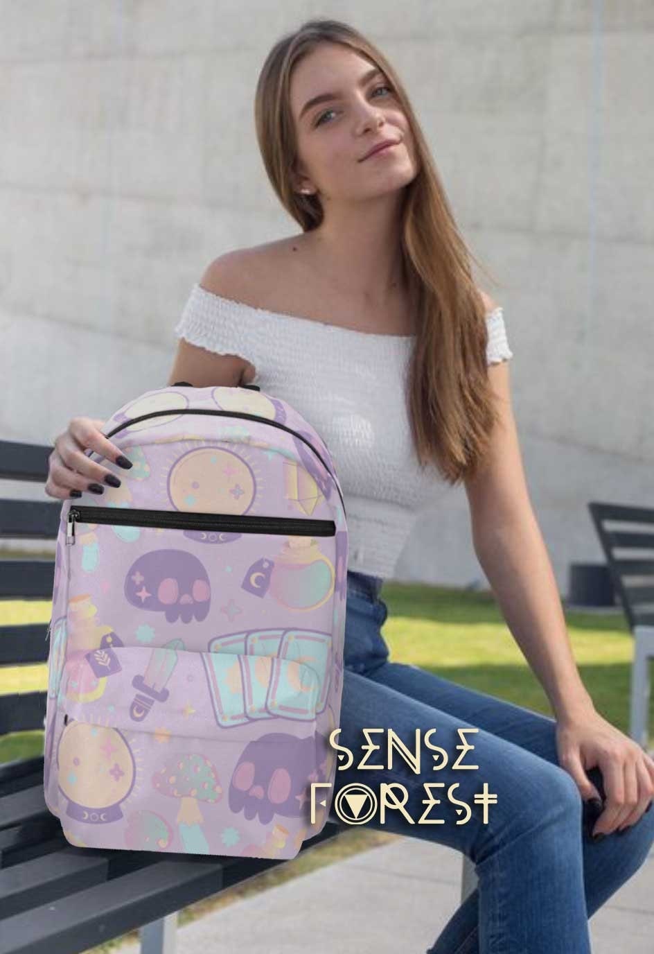 Kawaii Goth Pastell Lila Rucksack, Cute Skull Witchy Day Pack Wasserdichter Süßer Nylon Laptop Carrier Gepolsterter Schul Großer Rucksack von SenseForest