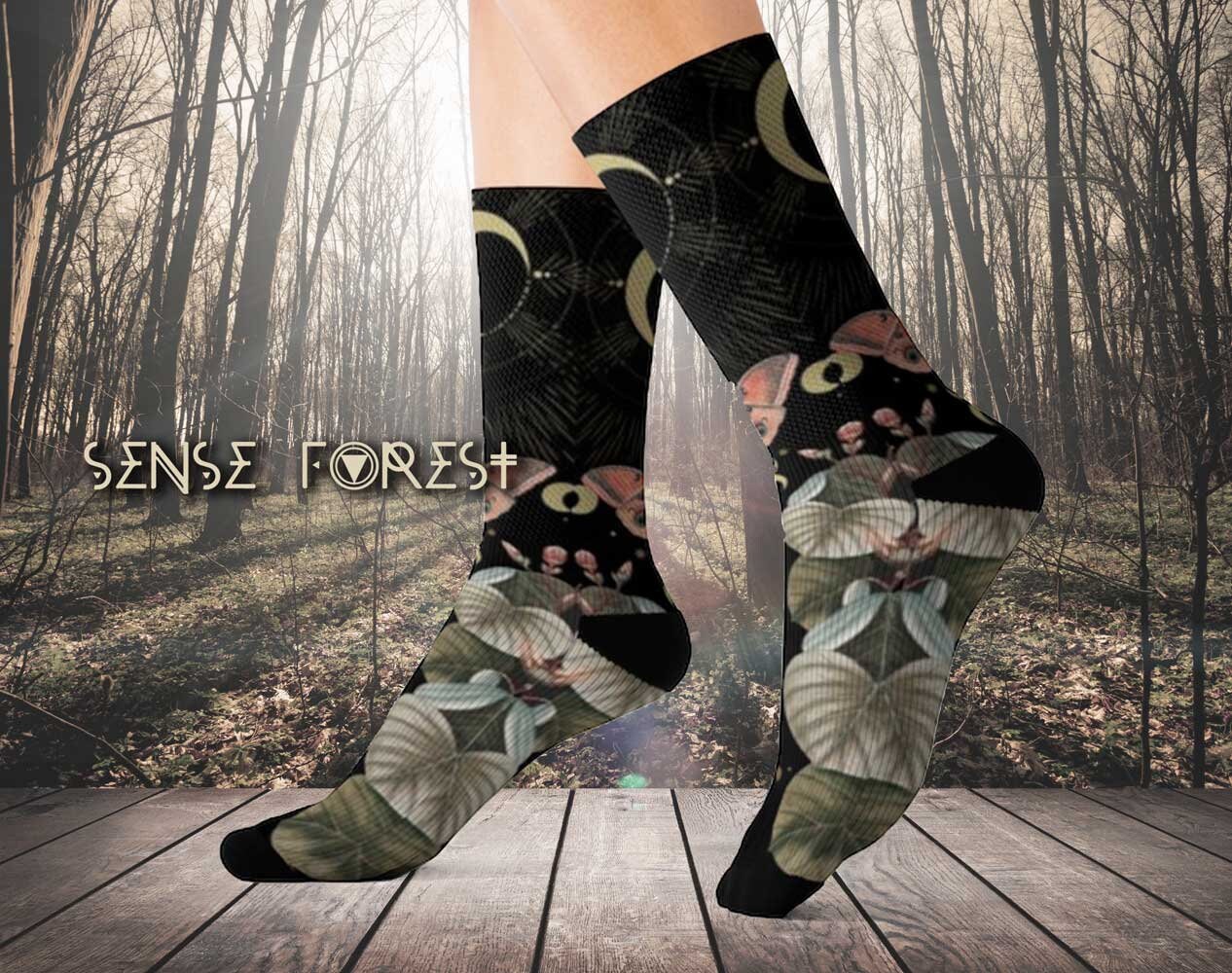 Wald Hexe Mond Motten Socken, Grüne Cottagecore Natur Hippies Rave Pflanzen Socken von SenseForest