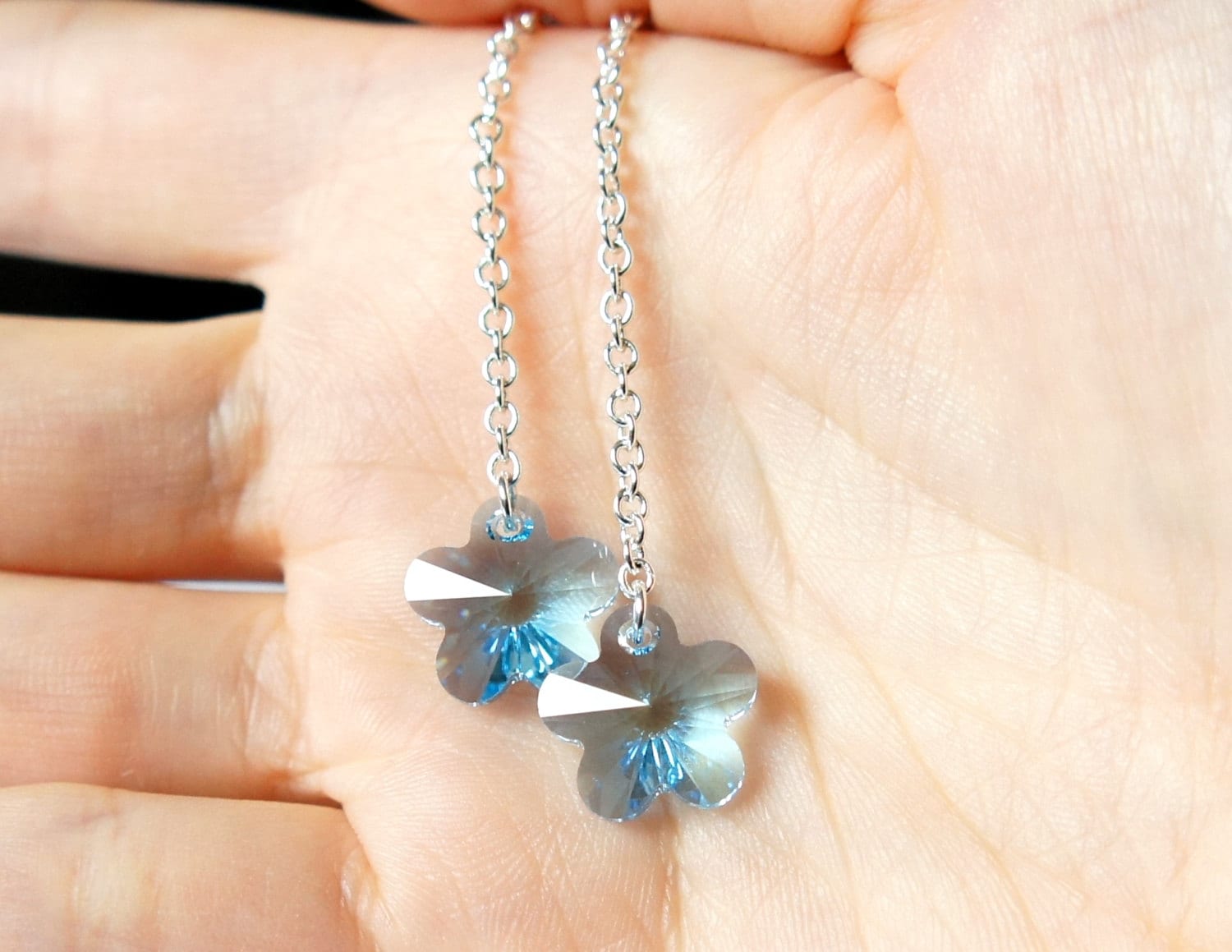 Clearance Aquamarinblaue Swarovski Ohrringe, Lange Kettenohrringe, Blaue Kristall Blumen Ohrhänger Aus Glas von SentimentoShop