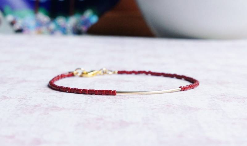 Ziegelrote Samen Perle Und Gold Filled Bar Armband, Zarte Stacking Minimalist Perlen Einfache Dünne Schichting Kleine Armband von SentimentoShop