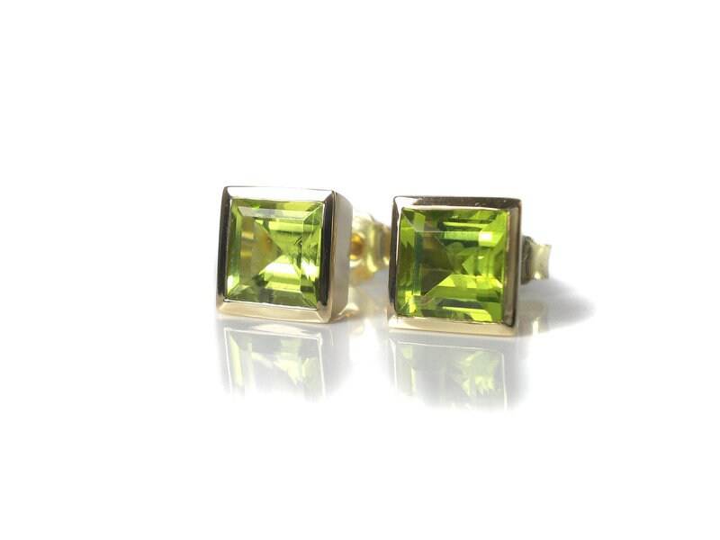 Ohrstecker Mit Grünen Peridot Im Carre Schliff von Sentnerjewelry