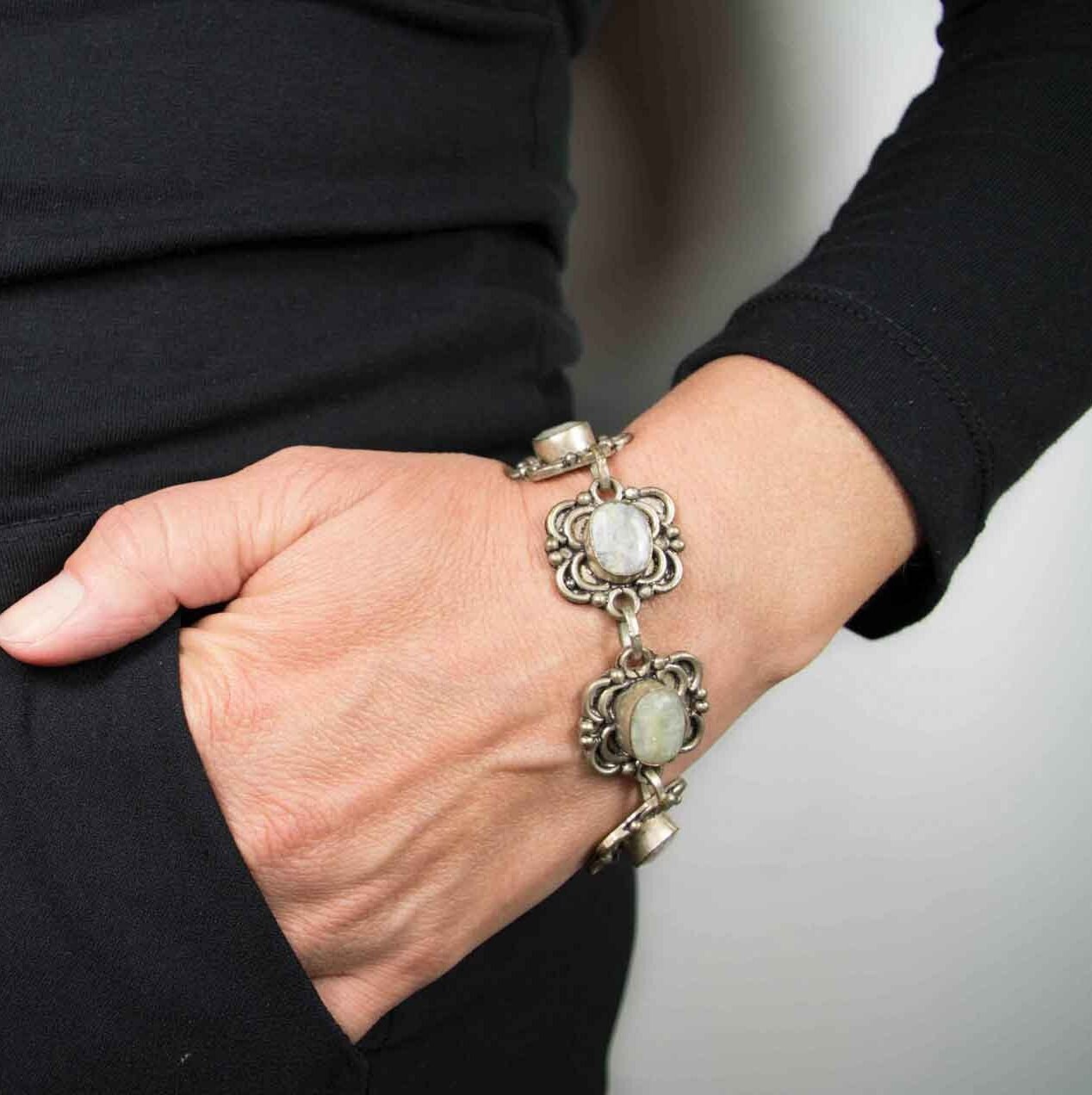70Er Jahre Silberfarbenes Vintage Armband Mit Grünem Gliederstein von SenzaTempoJewelry
