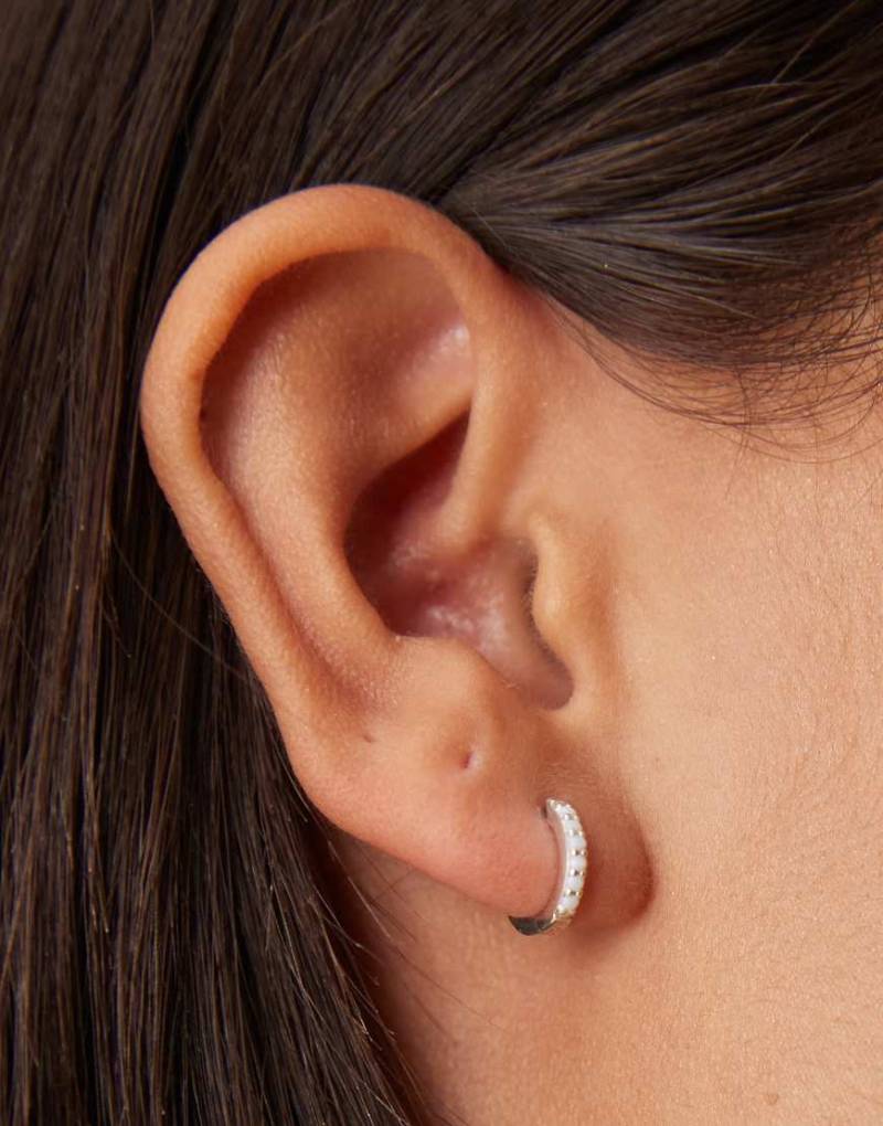 Seol + Gold - Kleine Creolen aus Sterlingsilber mit Perlendetail von Seol + Gold